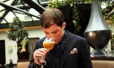 Librije Sommelier met een glas Bird of Prey IPA van Uiltje Brewing Company